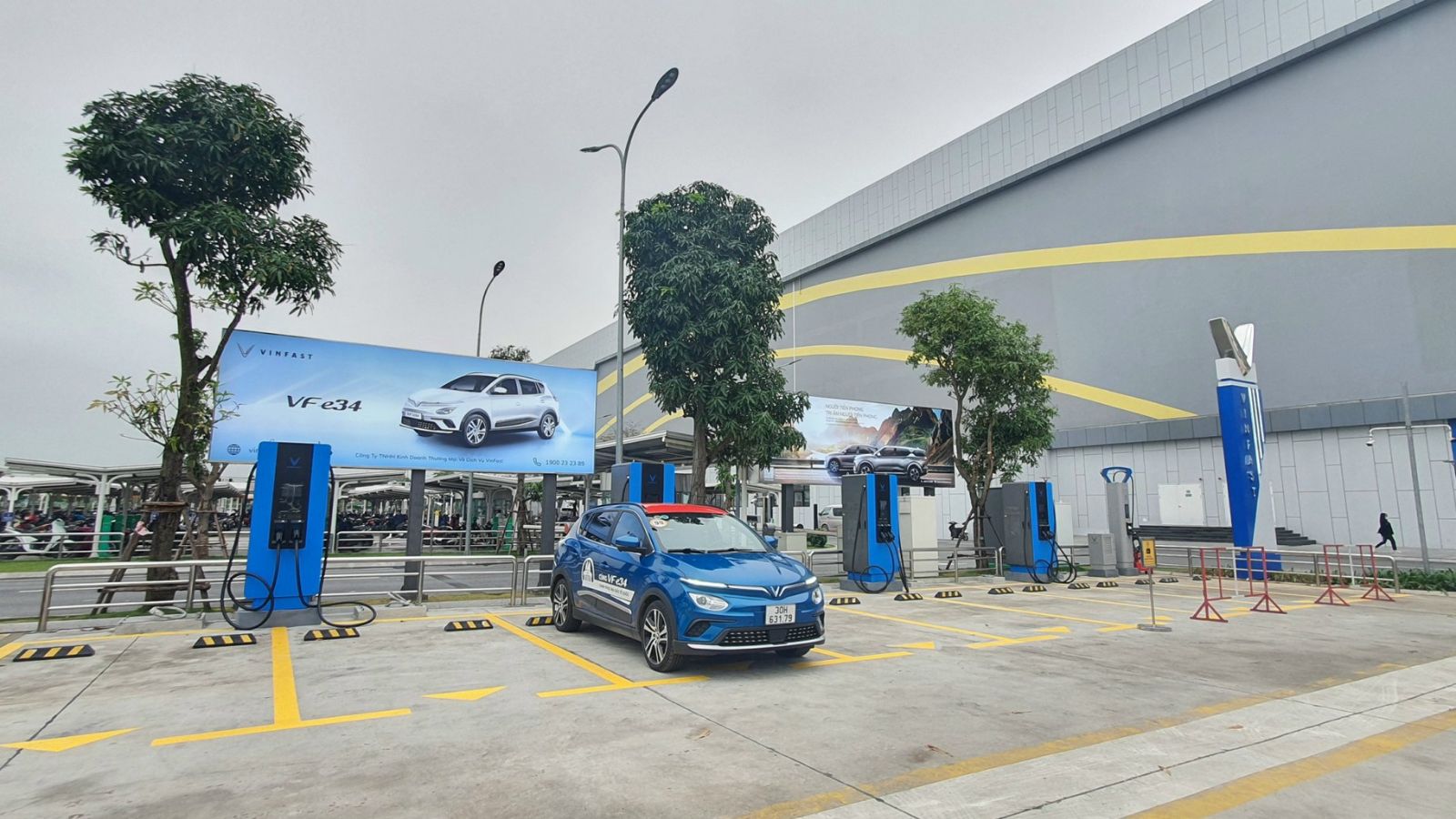 Sạc xe VinFast VF e34 tại trạm sạc VinFast thumb
